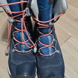 Keen Kids Size 3 Gray and White Cozy Boots